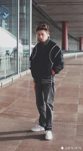 小鬼王琳凯机场饭拍～一身黑红搭配酷帅有范儿,揉眼睛太可爱了