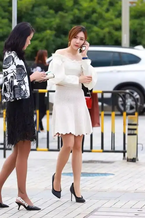 白色连衣裙搭配黑色高跟鞋, 甜美的长相尽显少女可爱气质