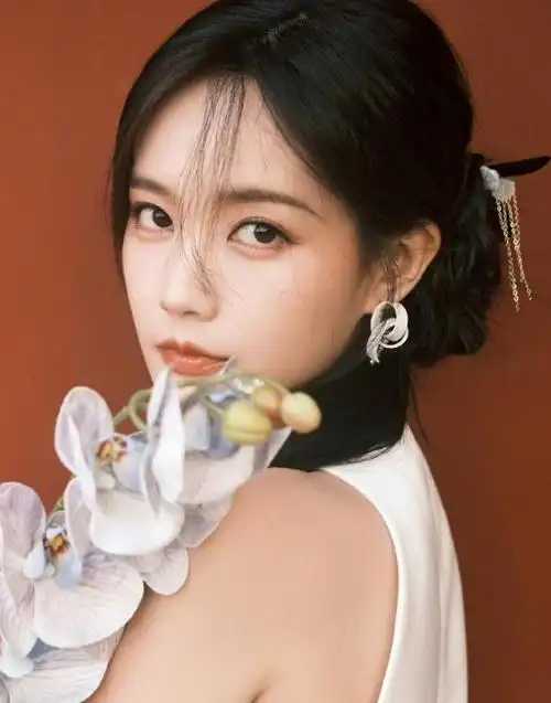 李一桐新中式造型,全身以白色为主调,素雅又不失高贵