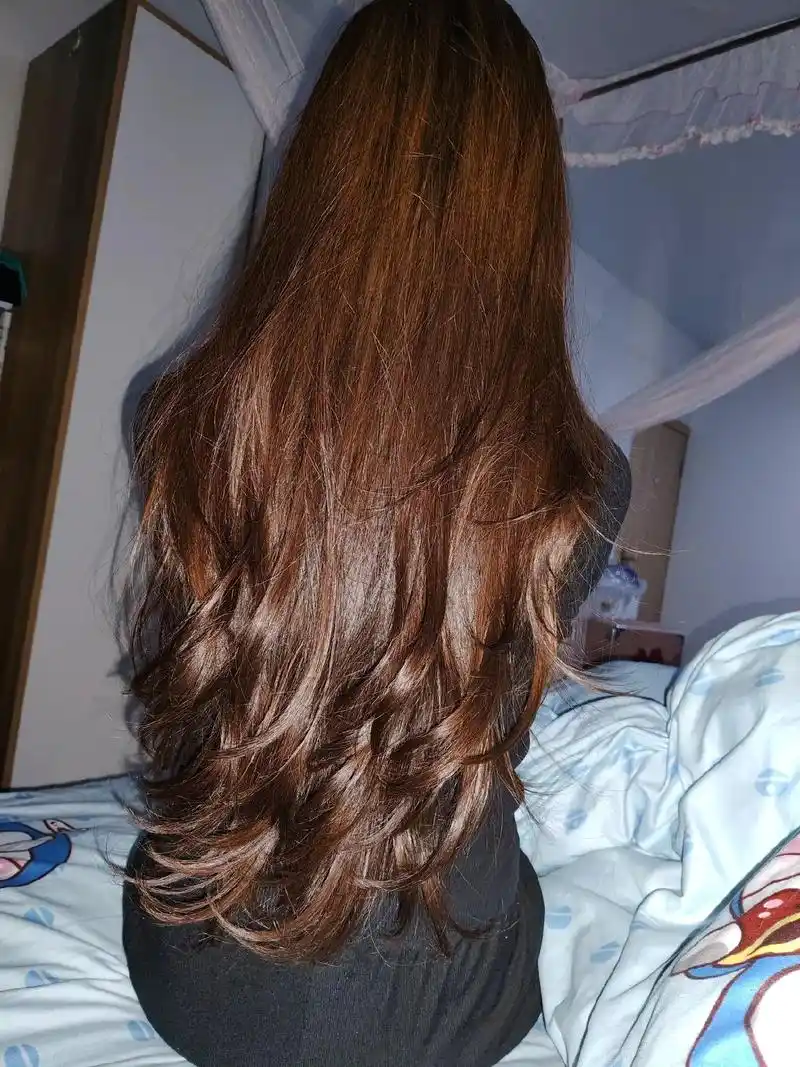 是越来越长的头发呀!终于等到长发及腰啦#背影 #长发大波浪 - 抖音