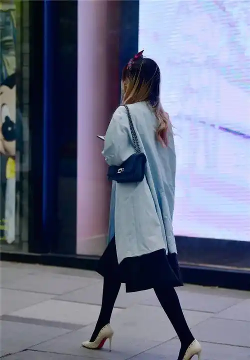 10公分白色细高跟鞋,黑色厚袜子,绿色衬衫_款式_美女_效果