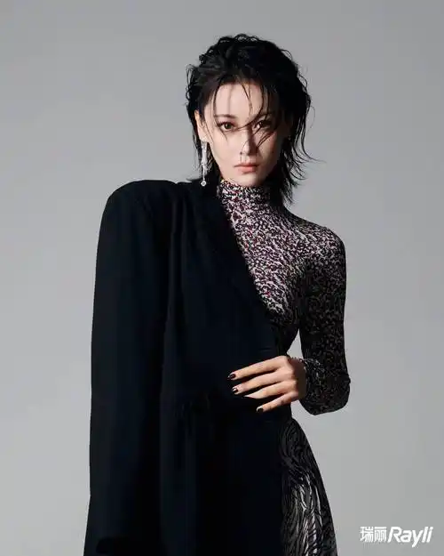 最近,张馨予就和大家分享了自己在保养过程中所使用的美容仪器