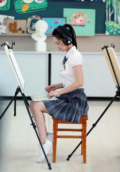 李沁又曝一组学生装照片明眸皓齿小蛮腰一股清流若仙女下凡