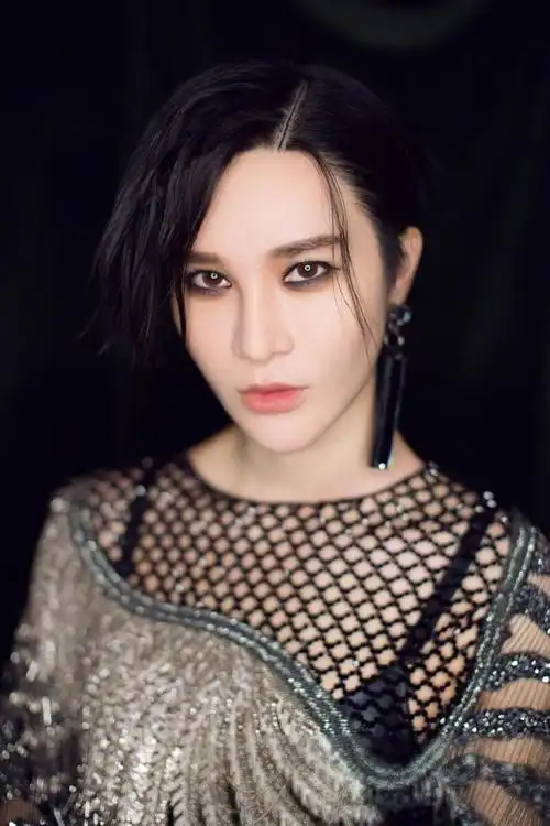 尚雯婕出席活动,装扮炫酷烟熏妆撩人!网友:越来越像鬼了!