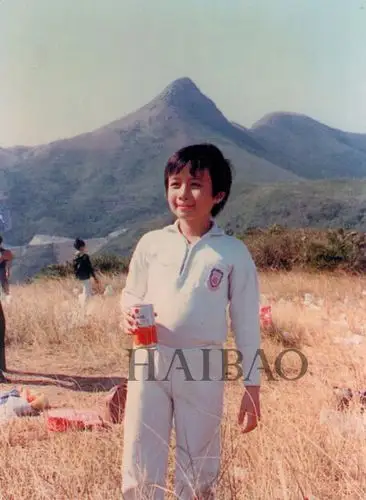 学生时代的古巨基 1972年出生的古巨基天生丽质就一张娃娃脸,小时候头