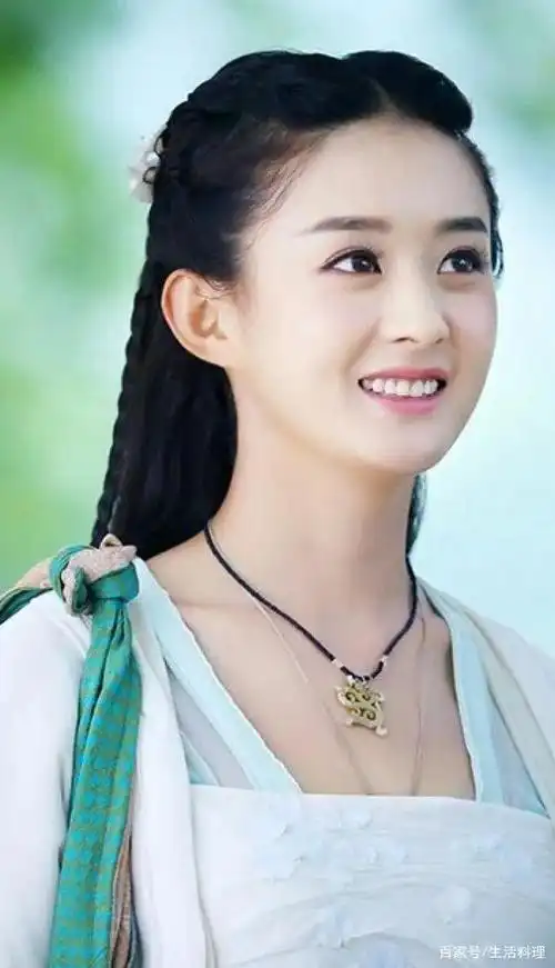 赵丽颖,1987年10月16日出生于河北省一个农村家庭,在懵懵懂懂的年纪