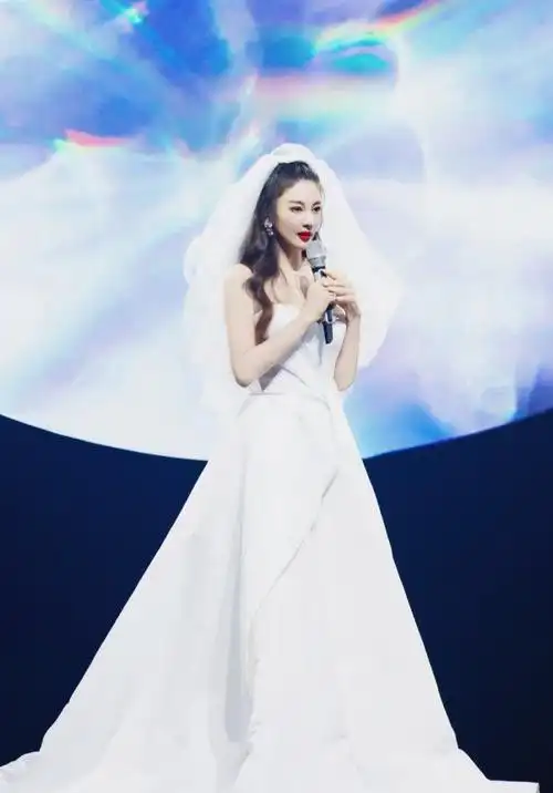 婚纱,我觉得她只有25岁;张含韵悄悄拔尖,然后惊艳所有人;金晨造型真是