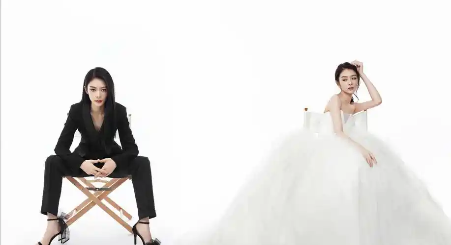 傅菁晒婚纱造型,纯白婚纱搭配黑色颈带,唯美浪漫又酷飒帅气!