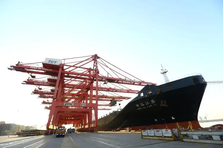 天津港集装箱公司勇创中谷物流船舶作业历史最高效率纪录-港口网