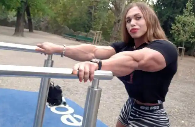 200斤肌肉壮女结婚4周年纪念日被丈夫抱在怀里举高高