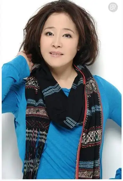 即使后来杜志国为杜淳娶过2个后妈,但在杜淳的心里,妈妈杨丽才是他