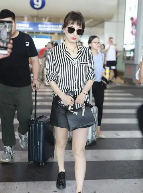 明星美照,图一女星吴昕现身机场,衣着时尚身姿曼妙超吸精!