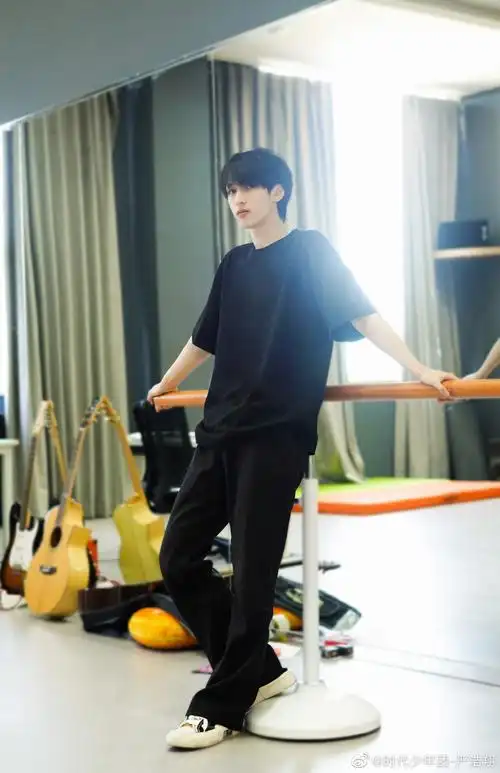 教室乱没事,人帅就好了,不介意多来几张帅气的照片@时代少年团-严浩翔