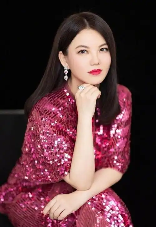 李湘为什么这么有钱?翻看她的履历,才发现她的钱是哪里来的了