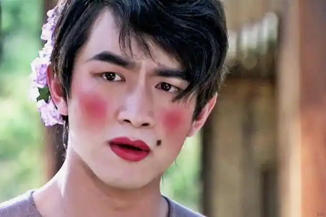 明星扮丑谁最狠?热巴香肠嘴李小璐辣眼睛,看到林更新:我失恋了