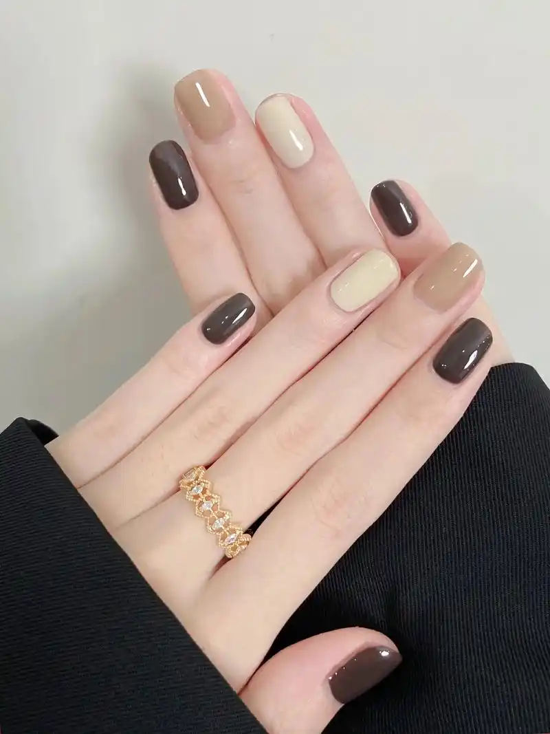 秋冬显白美甲 #短指甲也可以这么美  - 抖音