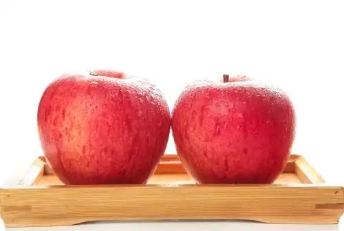 白底上的新鲜苹果 红富士