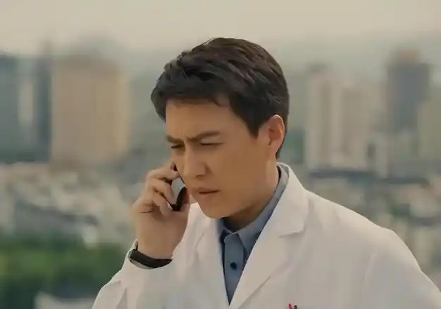 是国家一级演员亦是剧里的精英男靳东的清醒让多少人脸红了