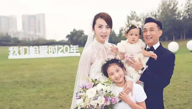 何炅主持的五对明星婚礼张杰谢娜的最感人而最后一对很扎心