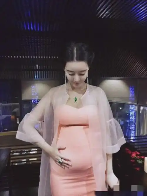 用了八年时间整容成范冰冰,丈夫也整成李晨,孩子出生后两人离婚