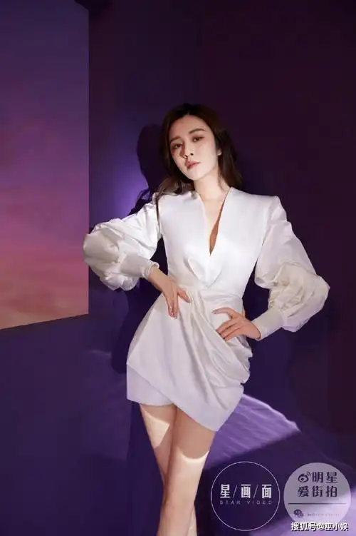 王晓晨黑白双色短裙杀刚柔并济