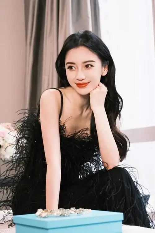 谷爱凌,易烊千玺和 angelababy 也应邀参加,惊艳亮相