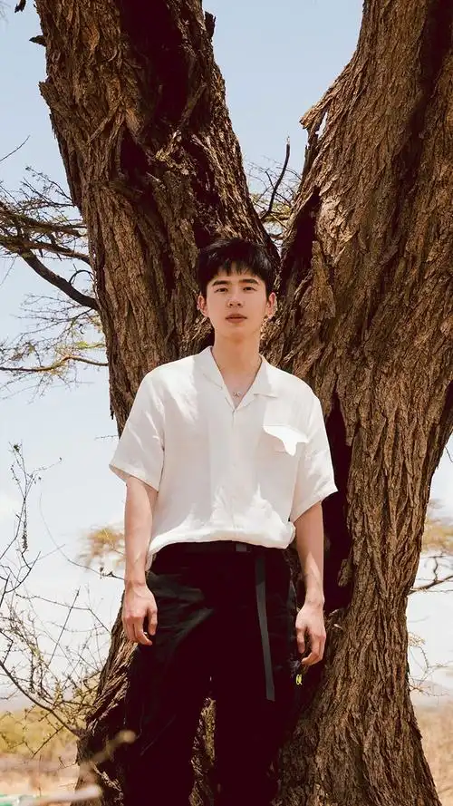 1/ 12 刘昊然弟弟跑去非洲拍了一组照片 然后一众网友又被昊然弟弟给