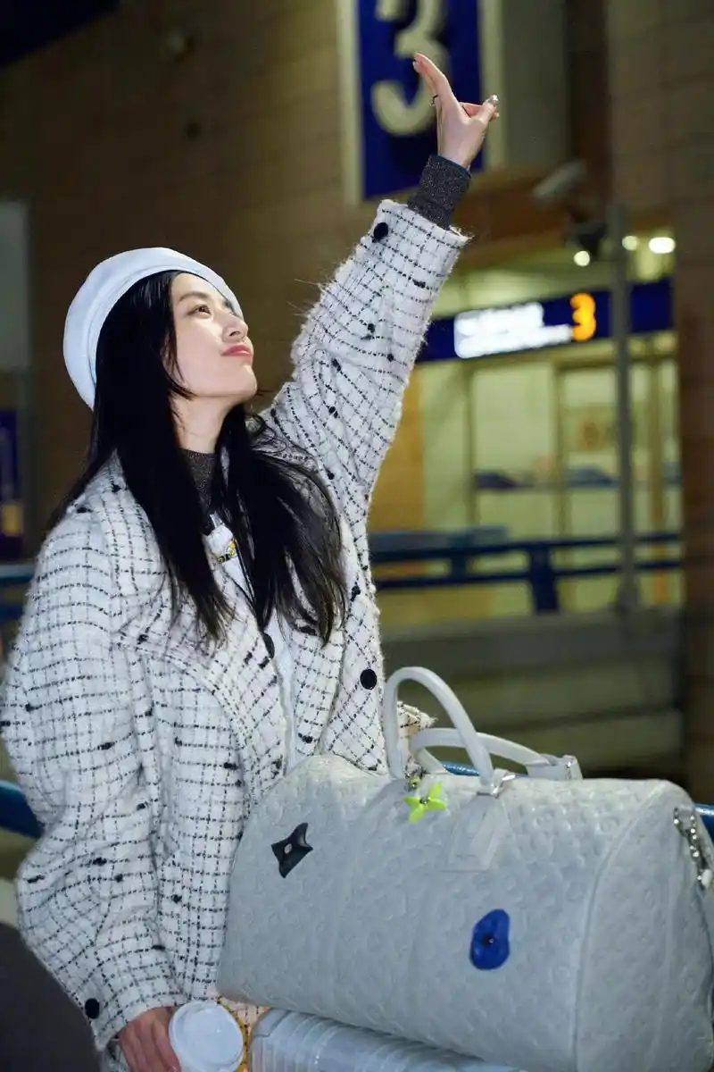 黄圣依出发巴黎时装周,格子大衣搭贝雷帽,优雅又时尚!