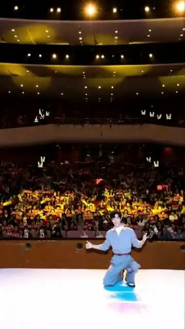 肖战单膝跪地与小飞侠们大合影战哥实力宠粉我爱慕了守护全世界最好的