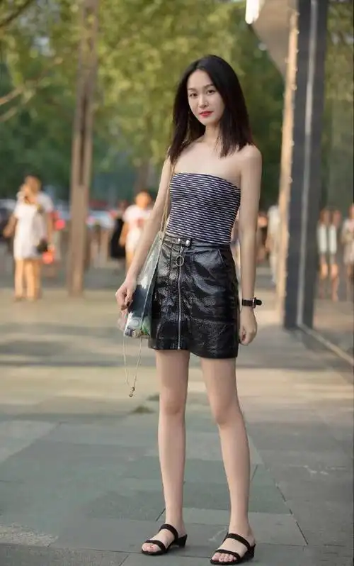 街拍:小美女黑色的小短裙,超高的颜值,女神范十足