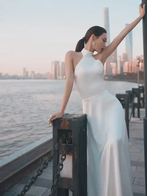 王霏霏一袭挂脖露背纯白长裙简约剪裁凸显绝美身姿