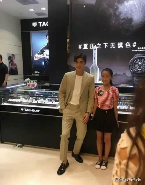 但是后排有很多女性演员,于是,李易峰再次亮出"绅士腿",用来保证所有