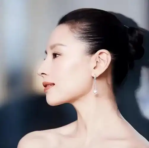 明星鼻子侧颜 鼻子长得好,颜值差不了,9位女星侧颜照,没有对比就没有