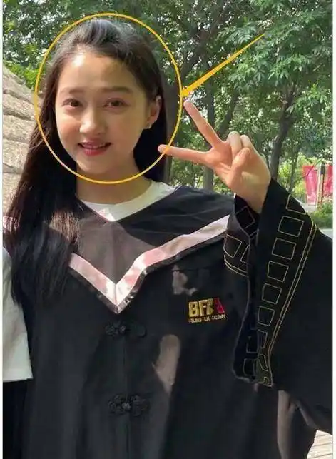 王俊凯回学校拍毕业照,稳居c位太耀眼,关晓彤素颜拍摄成赢家_样子