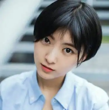 学生中分包脸短直发波波头发型女学生梳头发有哪些作用呢?