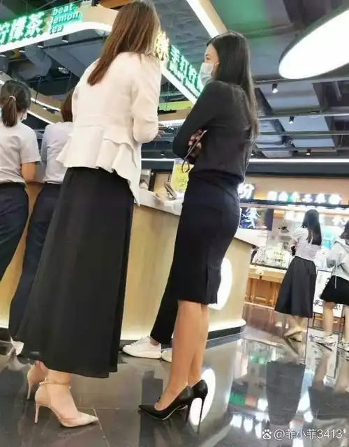 真的很难想象穿着这样的高跟鞋走路,到底得承