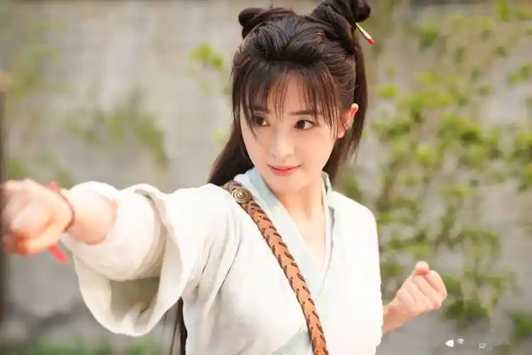 34岁张含韵写真曝光,美貌与写真相得益彰,让人心动不已!