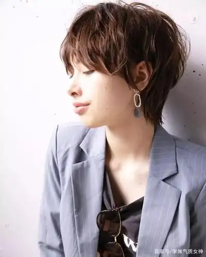 一款短发烫发, 发量多的妹子刘海可以厚一点, 一点不影响发型的美感哦