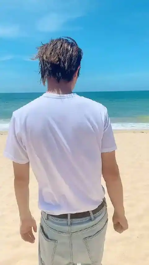 黄明昊更新视频 海边,沙滩,少年,小贾的回眸杀加上邪魅一笑