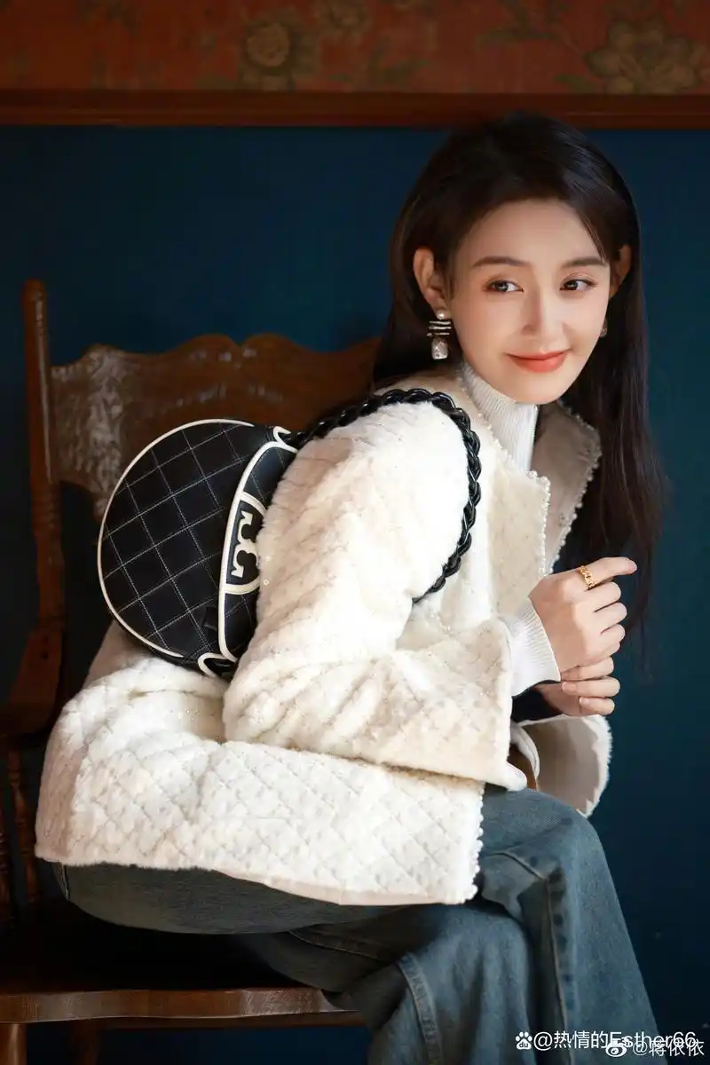 好喜欢蒋依依的穿搭