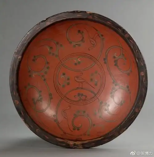 红漆为地,云气纹.