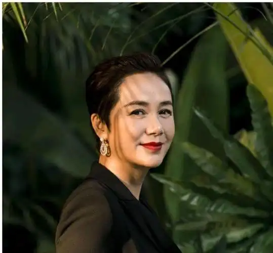 绯闻无碍!蒋雯丽携手丈夫国外聚会,秀时髦打扮笑容满面!