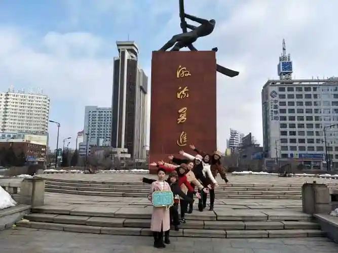 也不可能回到学校了,我们就决定去"摇橹人"雕像下宣传,这是吉林市的