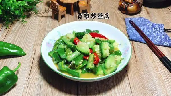 营养和美味,都在这道 夏日开胃餐 青椒炒丝瓜里