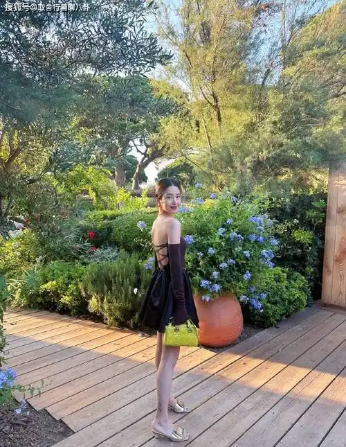 31岁杨采钰法国海边度假,穿比基尼秀修长美腿,回眸甜笑性感迷人_照片