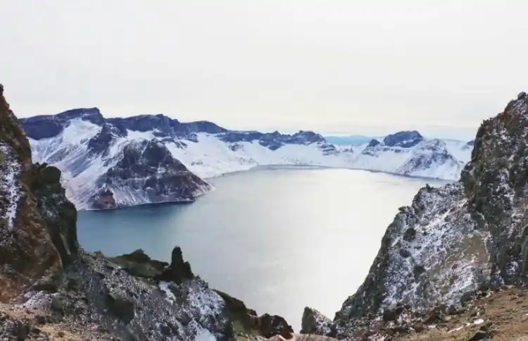 长白山,位于吉林省延边州安图县和白山市抚松县境内,是中朝两国的界山