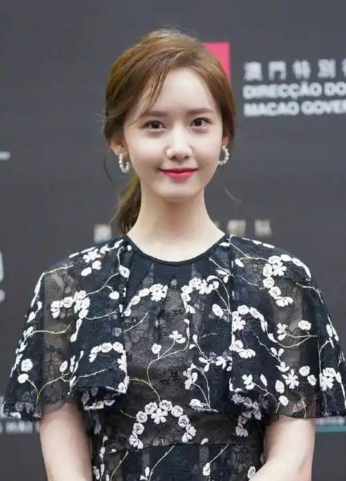 平心而论,林允儿的确长得好看,吹弹可破的皮肤让观众化身"柠檬精",真