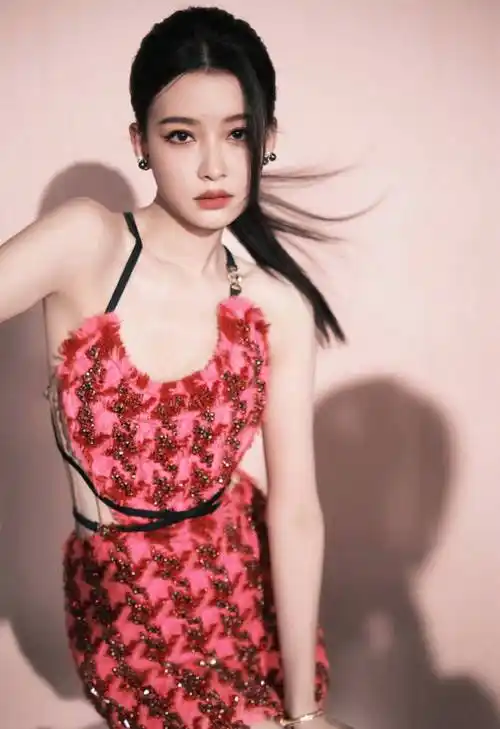 孙怡红色吊带连衣裙长筒靴性感写真