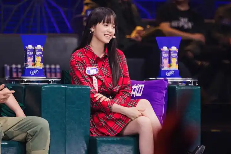 《乐队的夏天》力挽狂澜复活赛 超级乐迷欧阳娜娜全新造型亮相