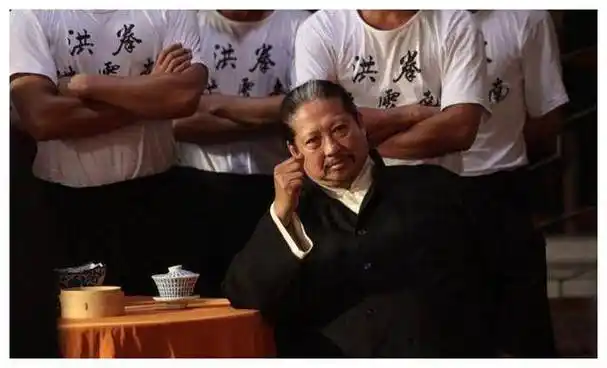 洪金宝近况曝光,73岁依然红光满面,妻子气质出众,精神焕发_成龙_功夫